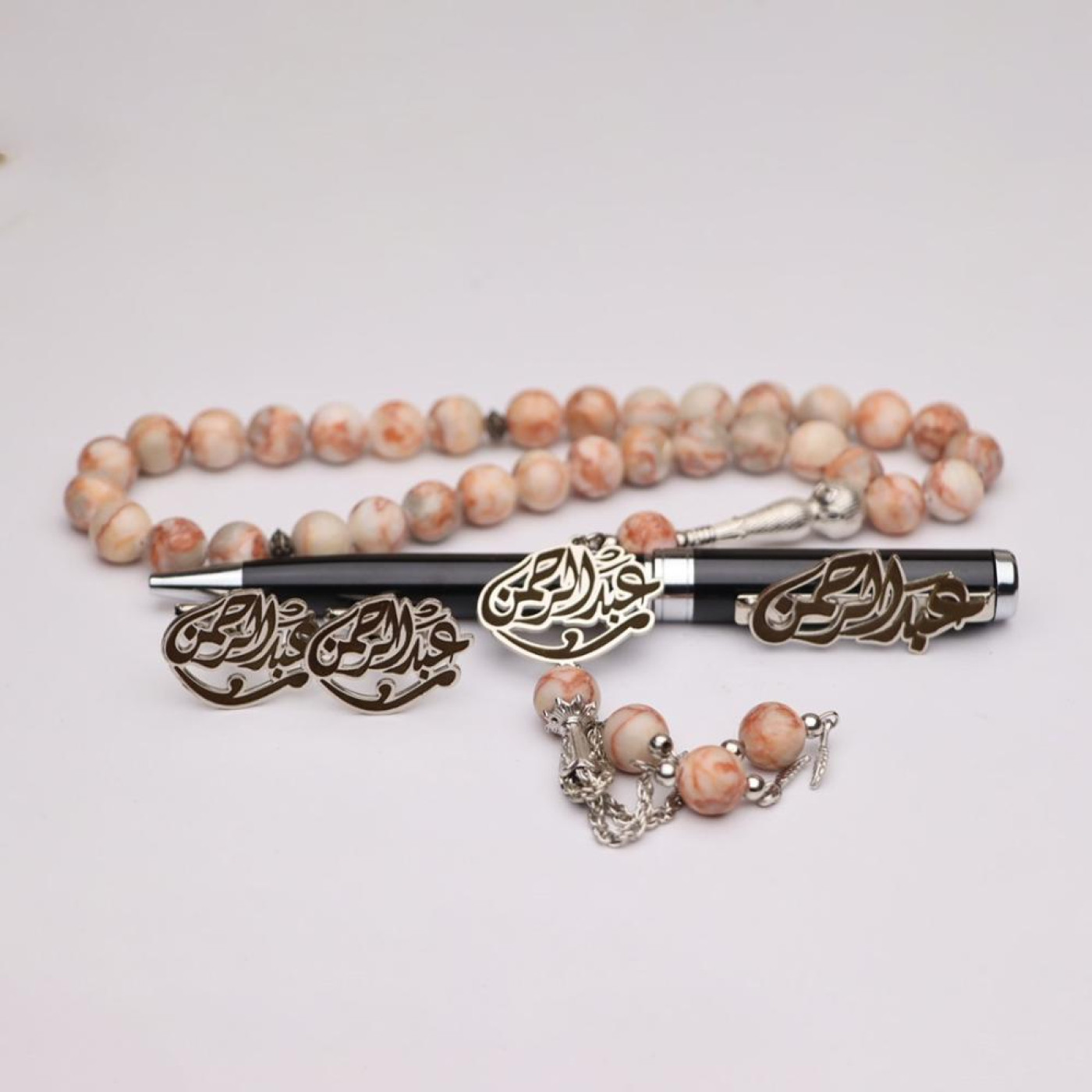 طقم اكسسوارت للرجال باسم مطلي فضي - 3 قطع - بيج وأسود - F01