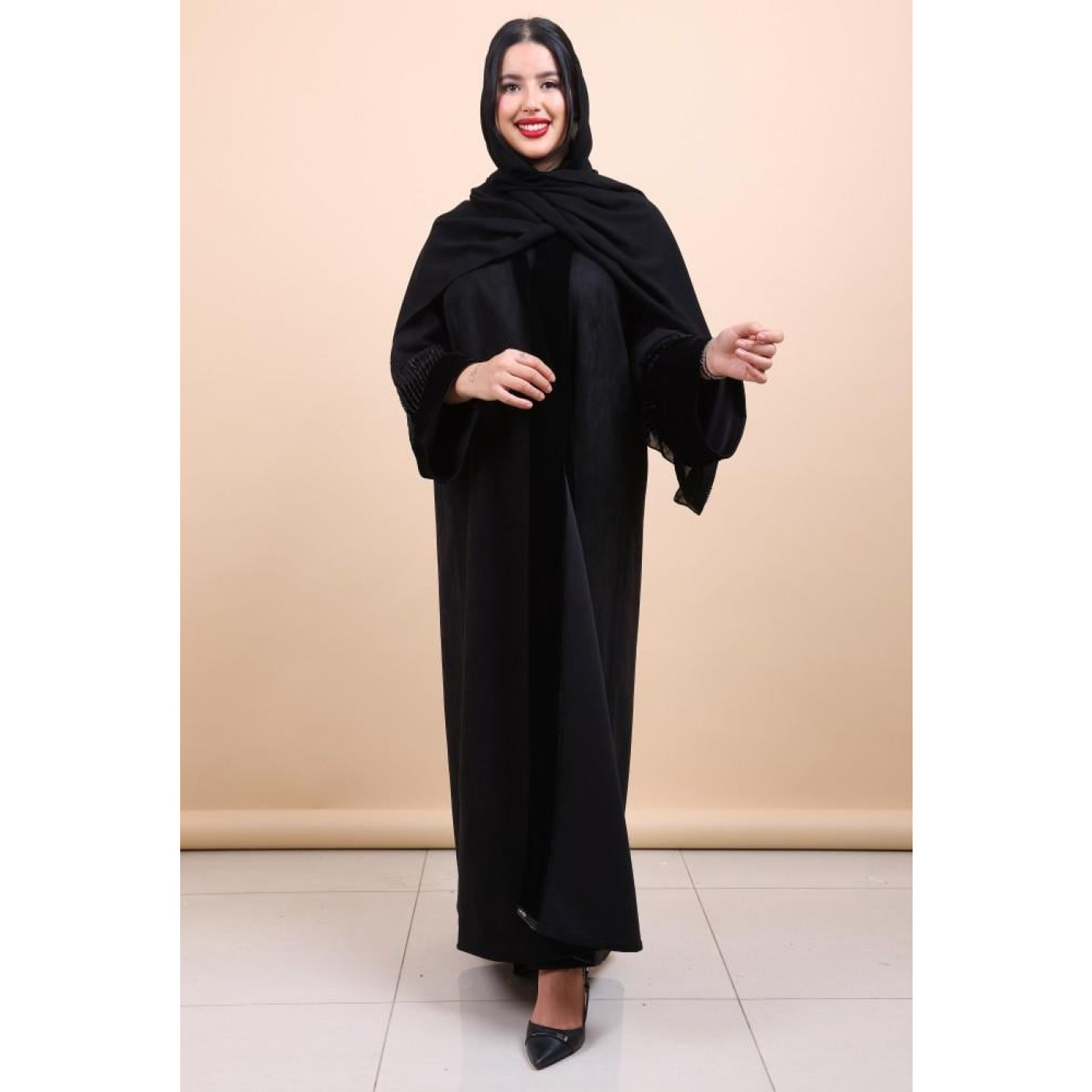 عباية شامو باكمام وياقة مخمل وشك يدوي للنساء - أسود