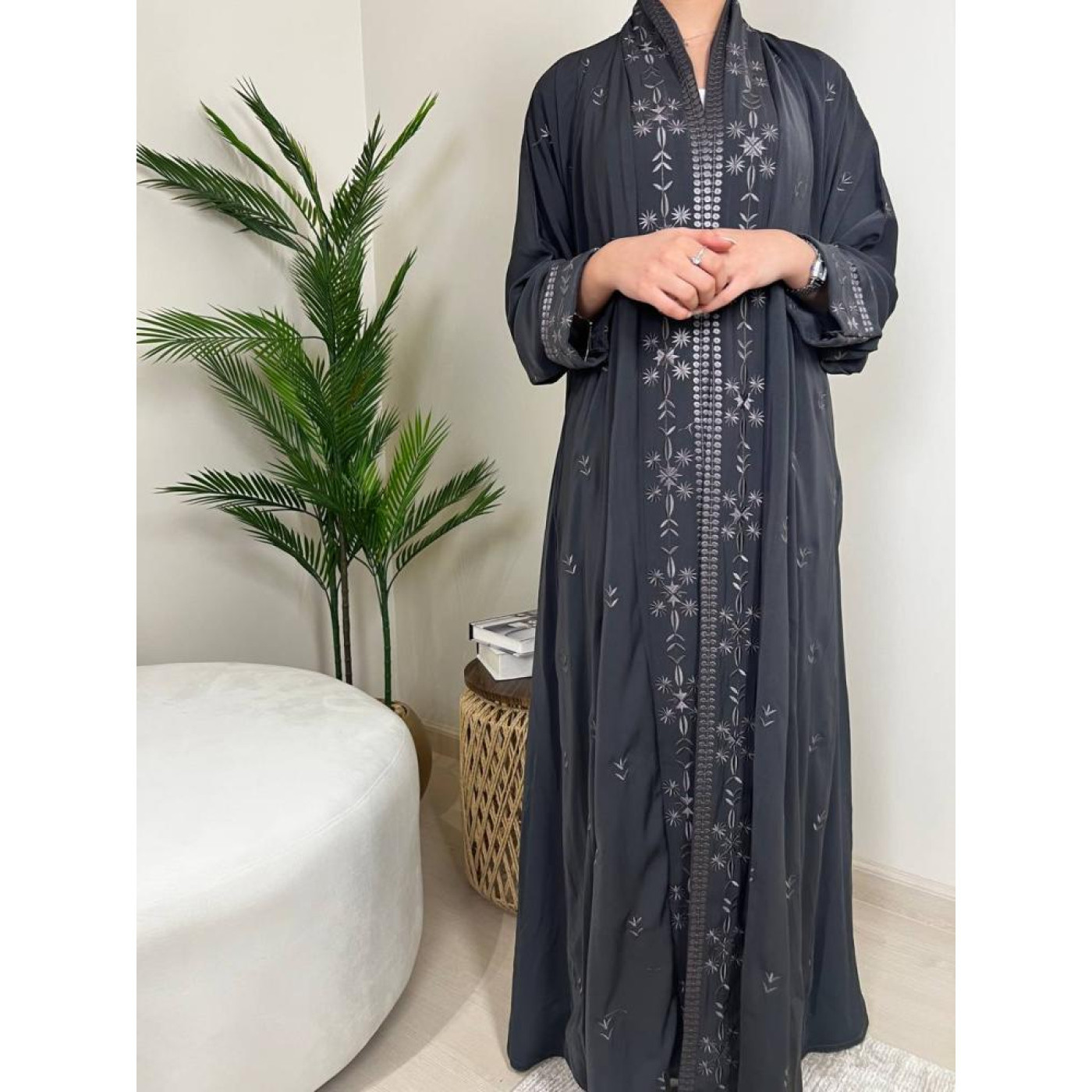 عباية لف نص كلوش تطريز كامل بقماش احساس وكم عادي - رصاصي - A182