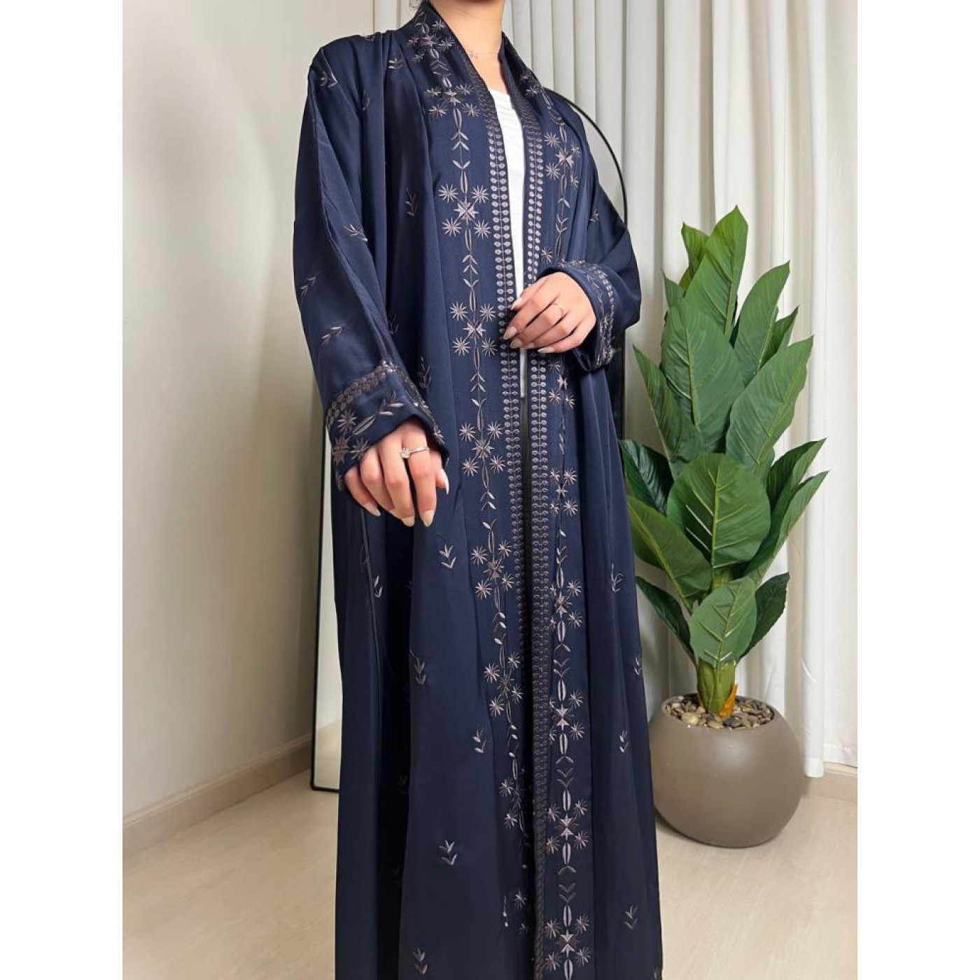 عباية لف نص كلوش تطريز كامل بقماش احساس لون وكم عادي - كحلي - A184