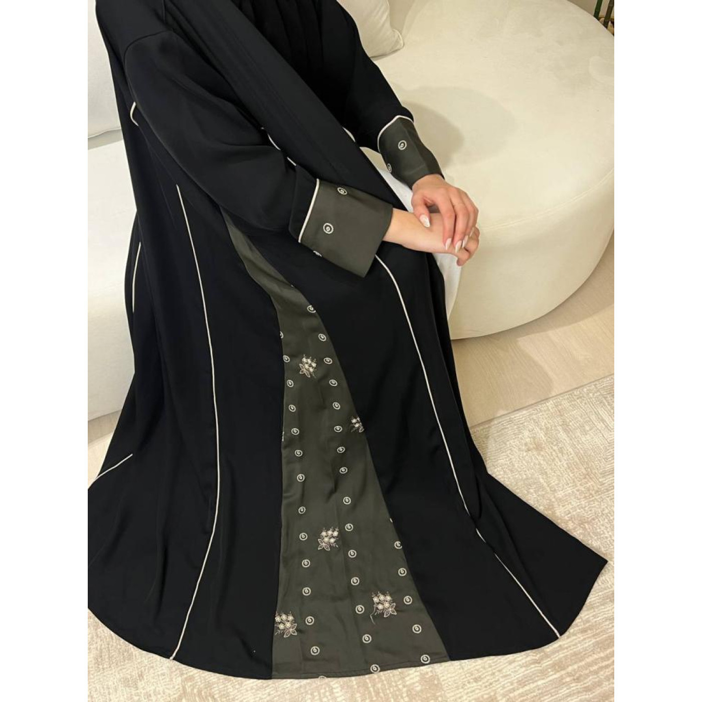 عباية نص كلوش من الكريب الانترنت الطايح بالتطريز الجانبي للنساء - أسود وزيتي - A190