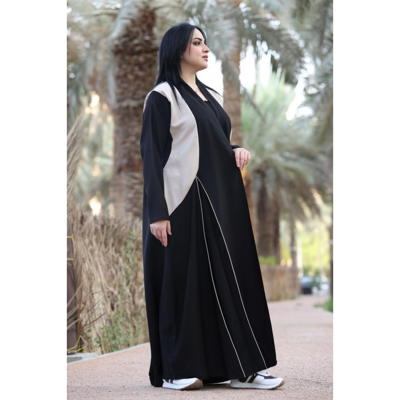 عباية ملون الجوانب مع قيطان ناعم من الأمام من الكريب للنساء - بيج وأسود - 02a-03