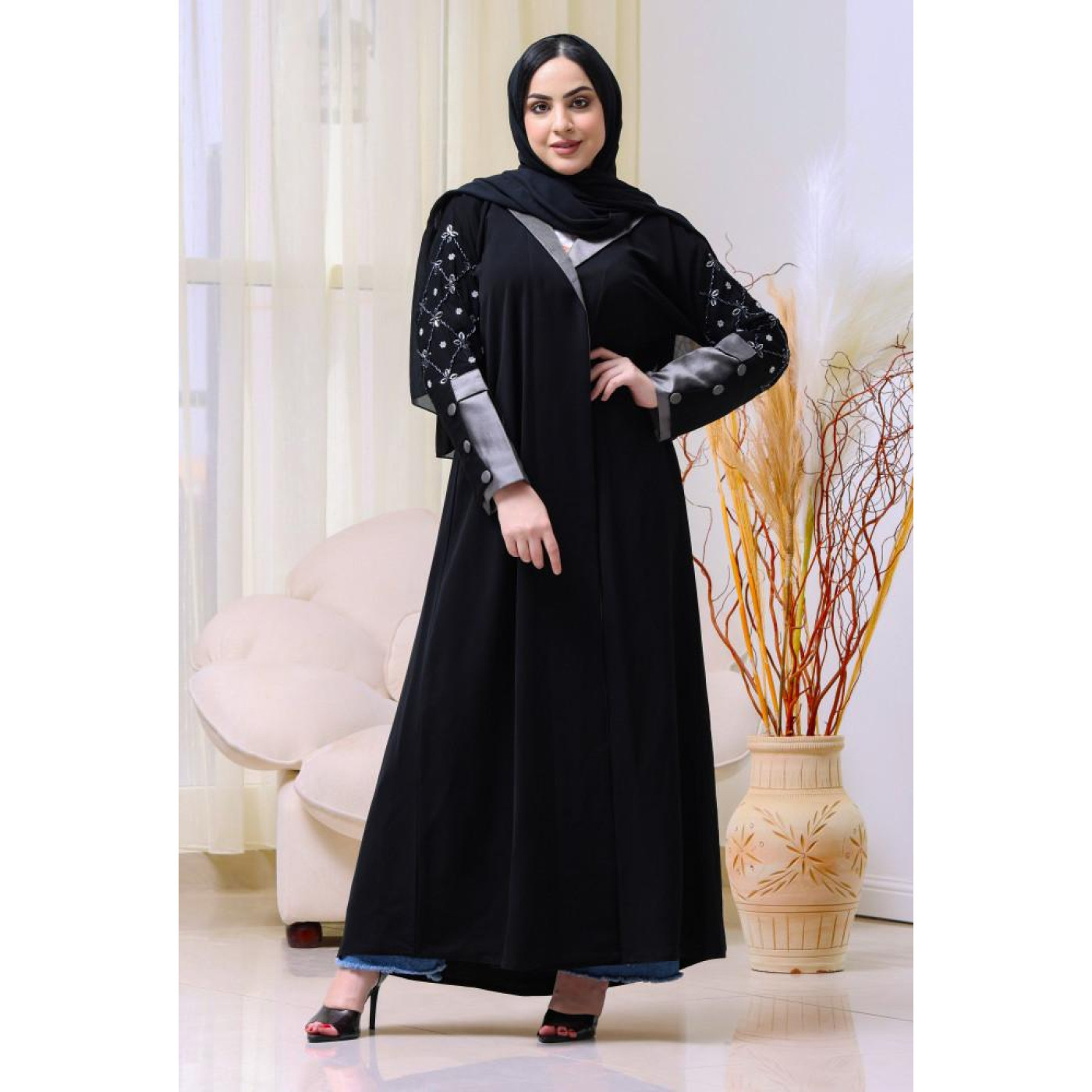 عباية بأكمام شك يدوي مع تفتة للنساء - أسود