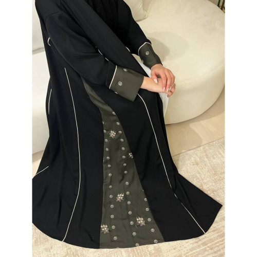 عباية نص كلوش من الكريب الانترنت الطايح بالتطريز الجانبي للنساء - أسود وزيتي - A190