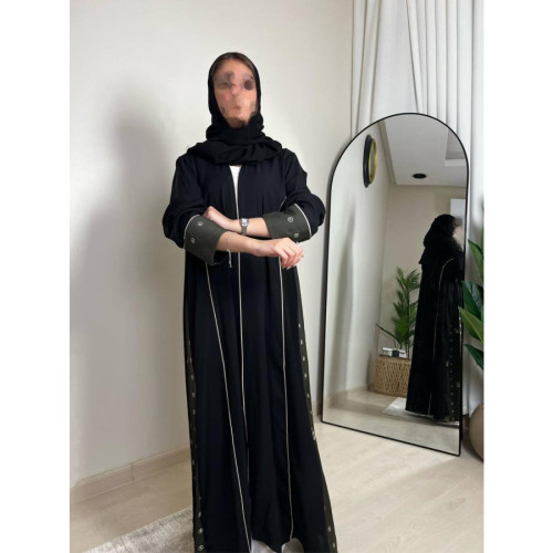 عباية نص كلوش من الكريب الانترنت الطايح بالتطريز الجانبي للنساء - أسود وزيتي - A190