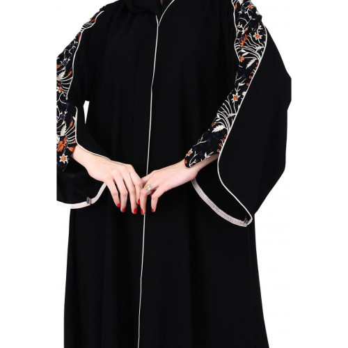 عباية بأكمام مطرزة مع قيطان ناعم الكم مع الياقة - أسود