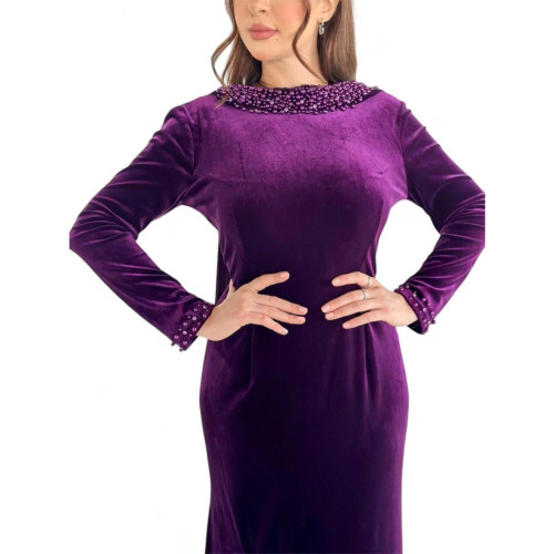 فستان سهرة بأكمام طويلة من المخمل مع ياقة مزينة باللؤلؤ والكريستال - بنفسجي