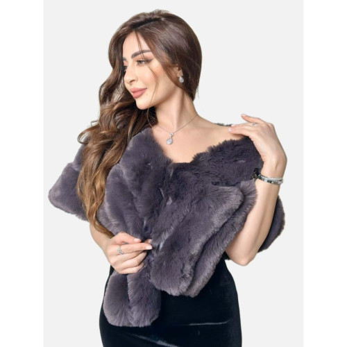 جاكيت فرو شتوي فاخر للسهرات مع بروش كبير