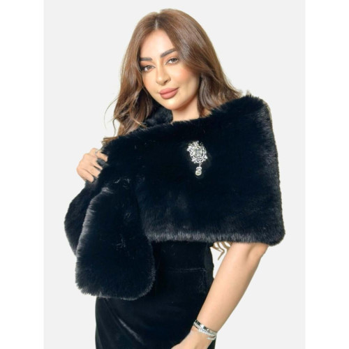 جاكيت فرو شتوي أنيق للسهرات مع بروش كبير