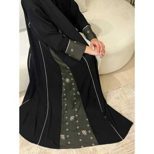 عباية نص كلوش من الكريب الانترنت الطايح بالتطريز الجانبي للنساء - أسود وزيتي - A190