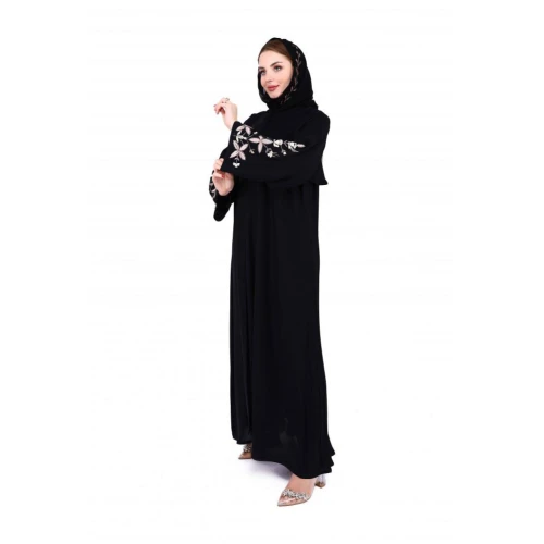 عباية حرير سادة بأكمام وياقة تطريز وكسرات بليسه من الخلف للنساء - أسود