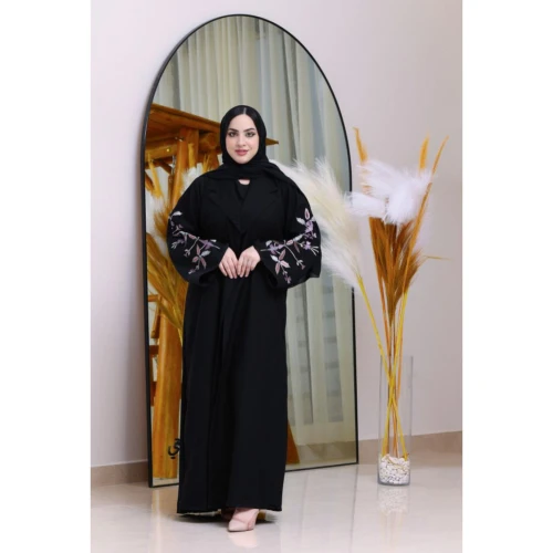 عباية كتان بأكمام مطرزة مع كسرات بليسه من الخلف للنساء - أسود
