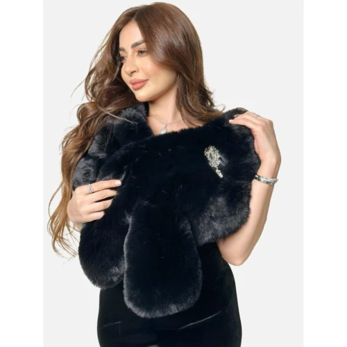 جاكيت فرو شتوي أنيق للسهرات مع بروش كبير