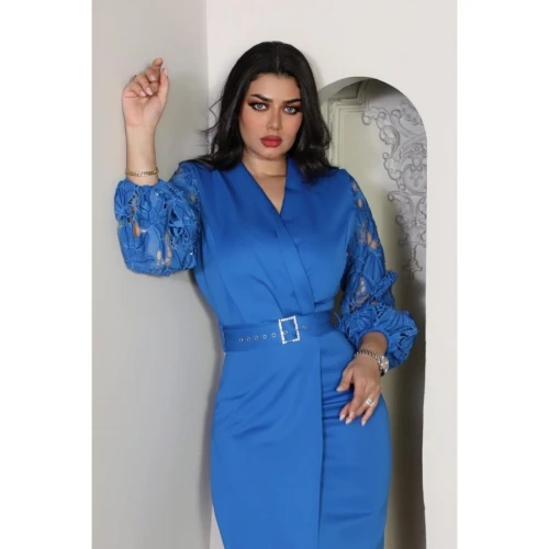 فستان طويل كريب جورسيه بنمط لف بأكمام طويلة وحزام عريض مزين بكريستال - أزرق