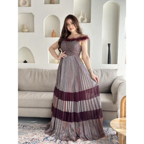 فستان سهرة ذو لمعه و كسرات على ريش الطبيعي على الصدر - بيج